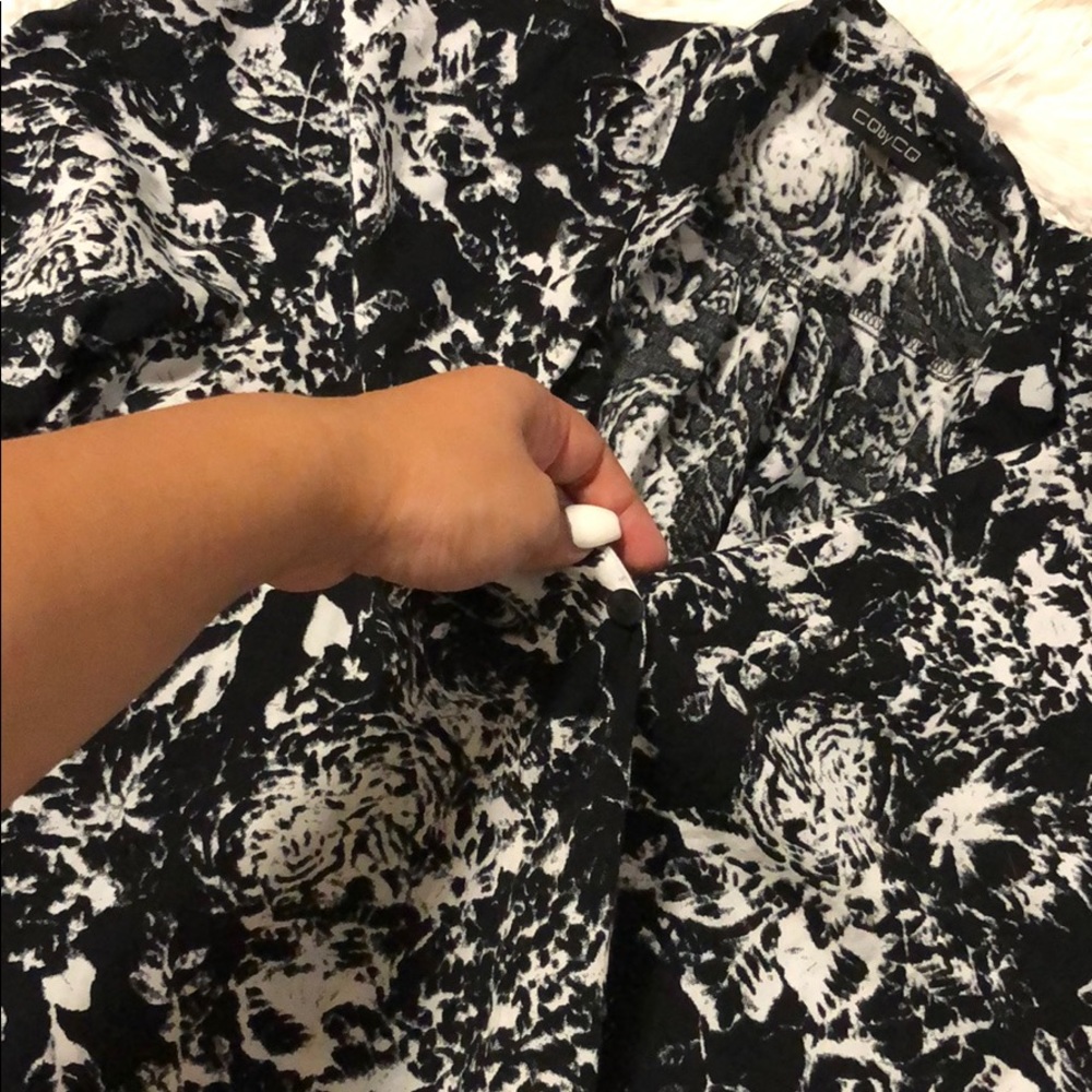 Abstract surplice tunic. - Picture 2 of 2
